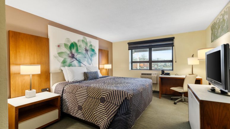 Lakeside Inn Bedroom
